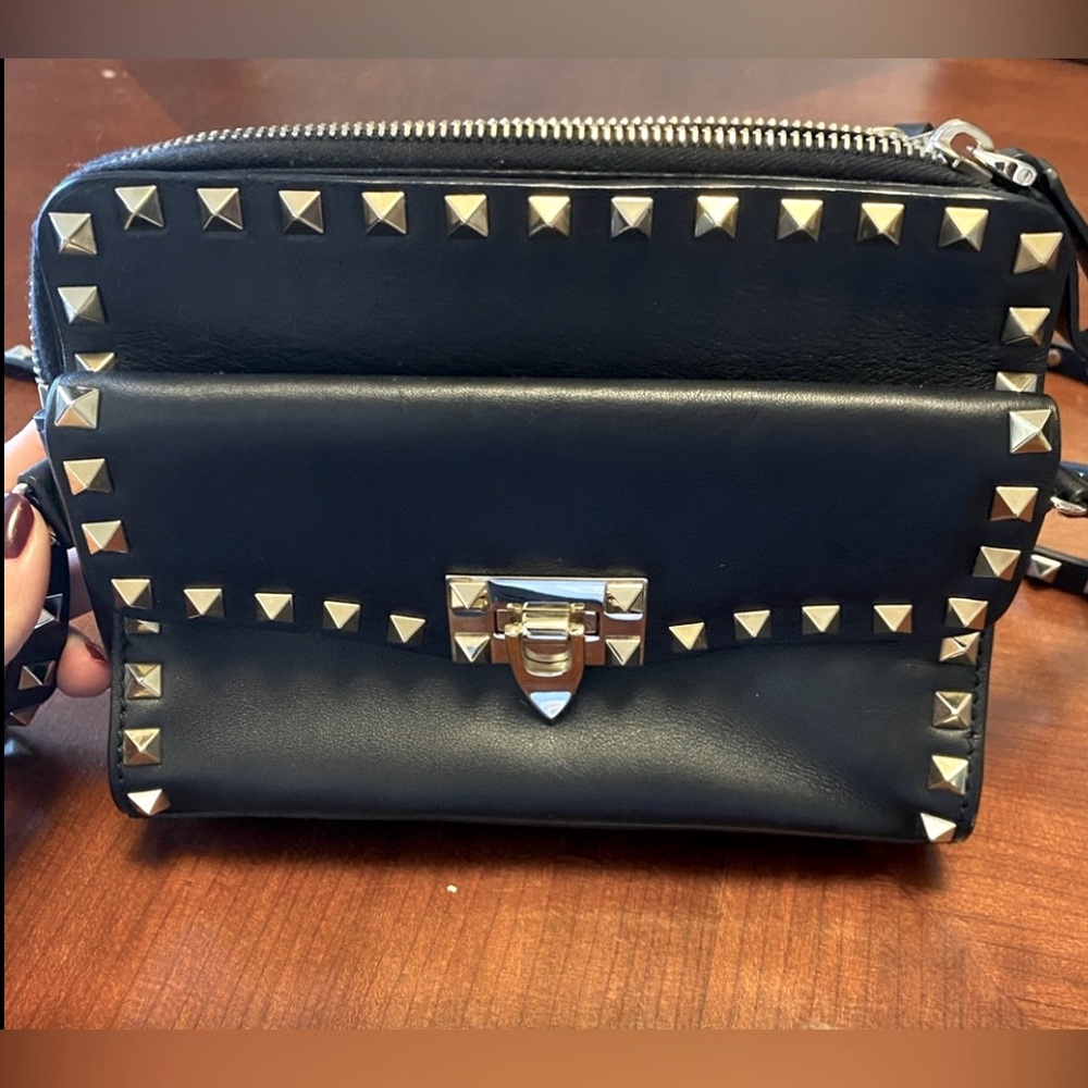 💯Valentino 🖤 RockStud Flip Lock Crossbody: Gold Studs w/detachable pouch